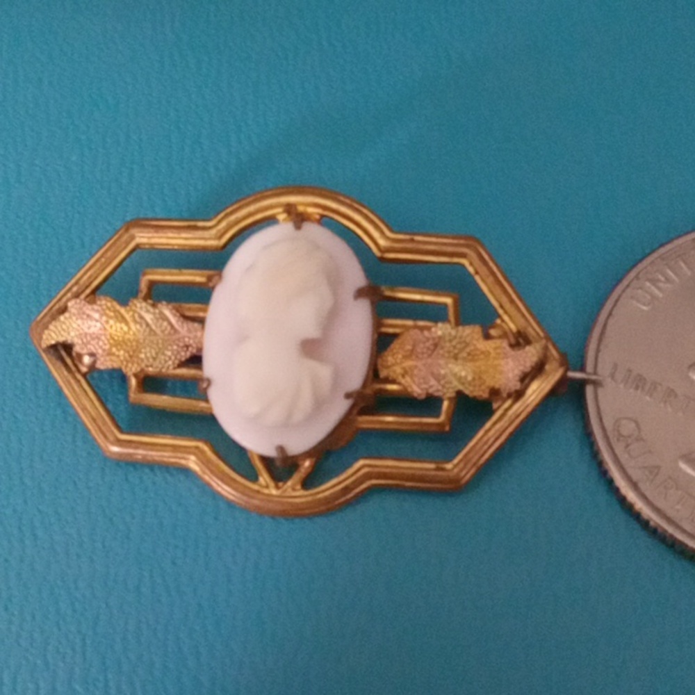 Antique Gold & Pink White Cameo Brooch